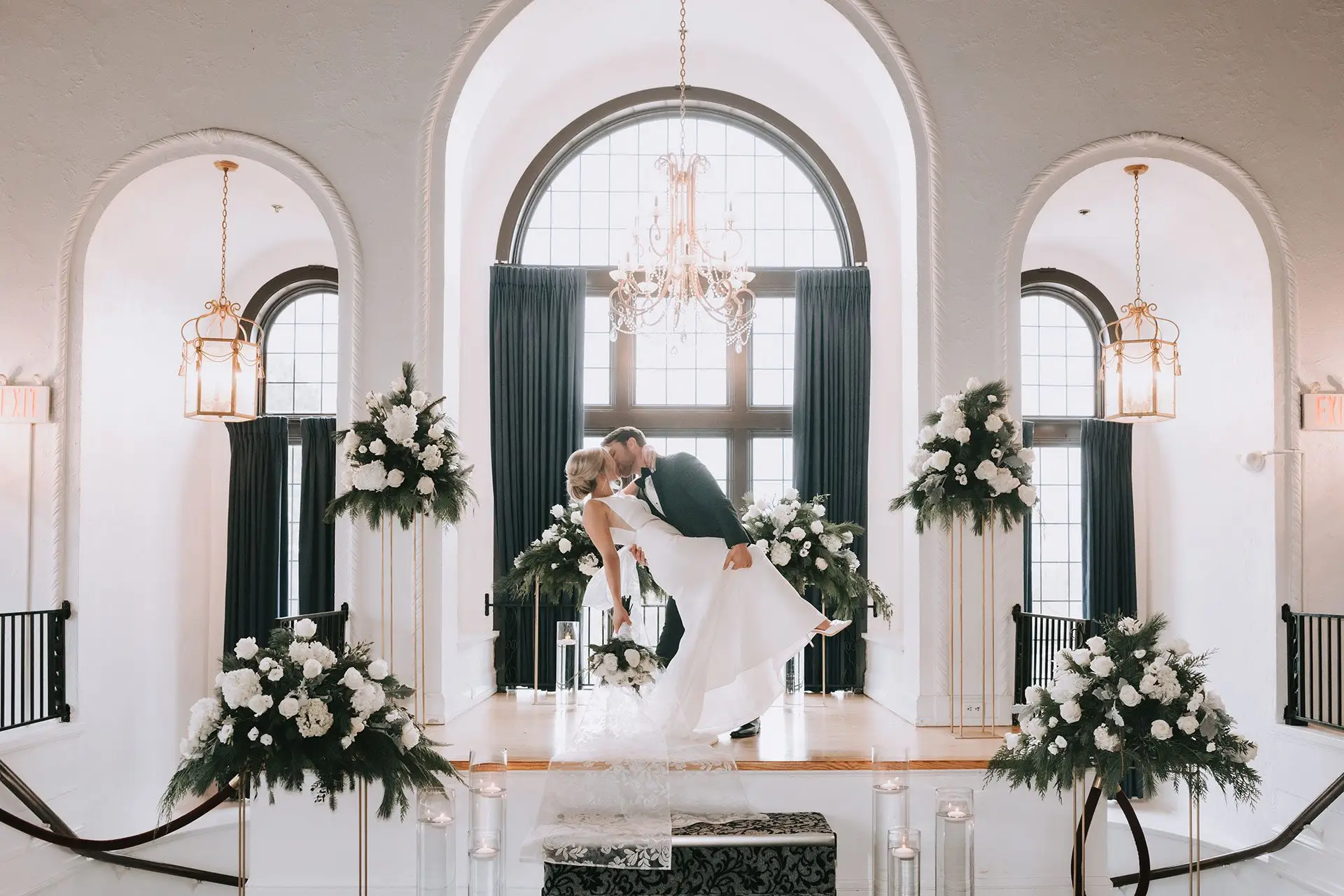Newly married couple kissing at Pine Ridge Country Club
